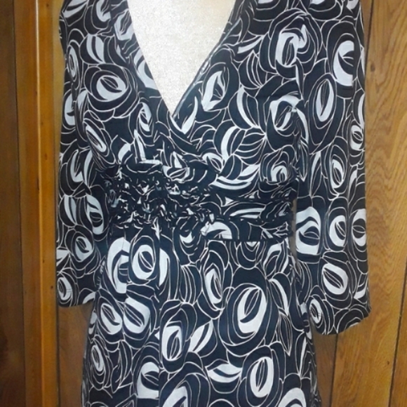 Womans Size Small Black & White Waist Stretch Longsleeve V Neck Blouse Top - Picture 2 of 5